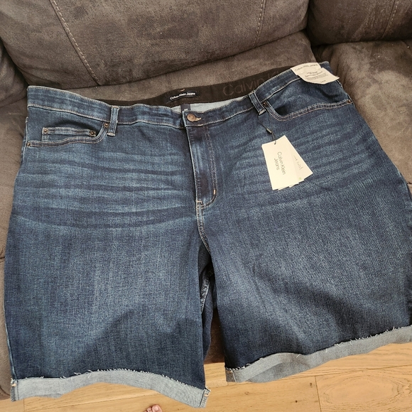 NWT Calvin Klein plus size Jean Shorts. Size 24 W. Dark blue denim - Picture 2 of 9